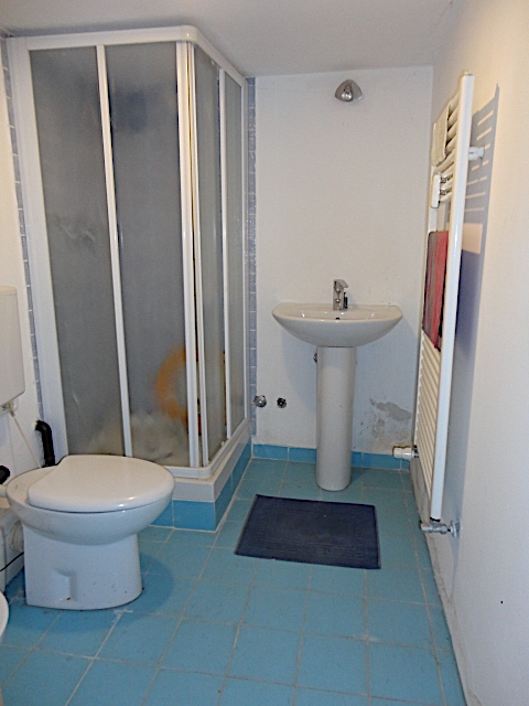 In un elegante palazzo è disponibile un bellissimo ufficio, distribuito in due livelli, e compost...