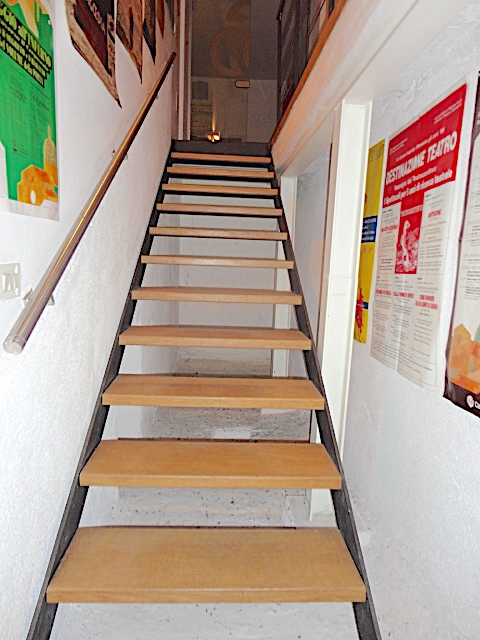 In un elegante palazzo è disponibile un bellissimo ufficio, distribuito in due livelli, e compost...