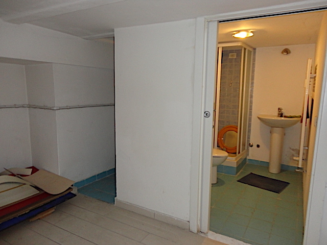 In un elegante palazzo è disponibile un bellissimo ufficio, distribuito in due livelli, e compost...