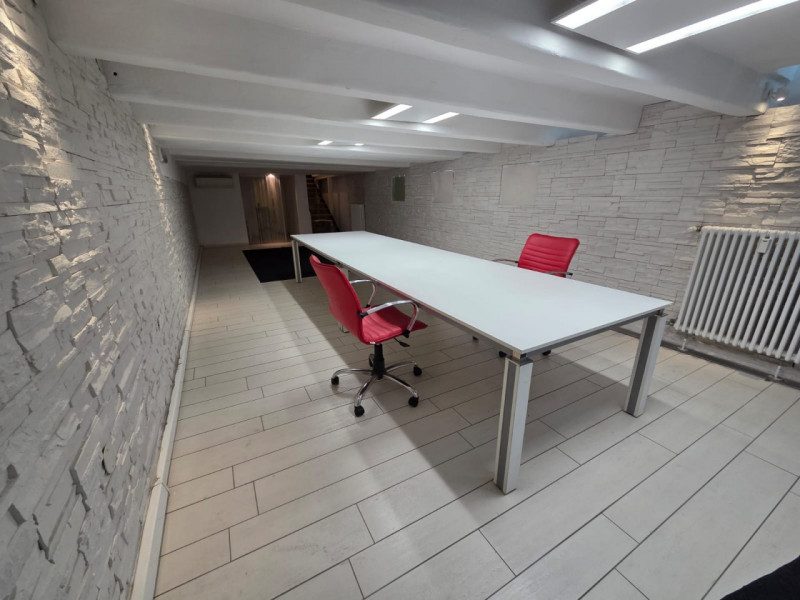 In un elegante palazzo è disponibile un bellissimo ufficio, distribuito in due livelli, e compost...