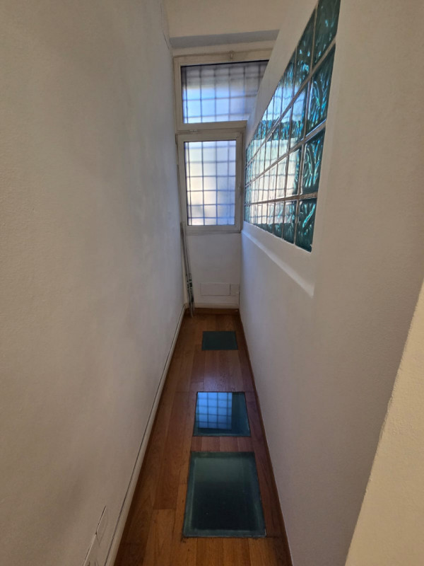 In un elegante palazzo è disponibile un bellissimo ufficio, distribuito in due livelli, e compost...