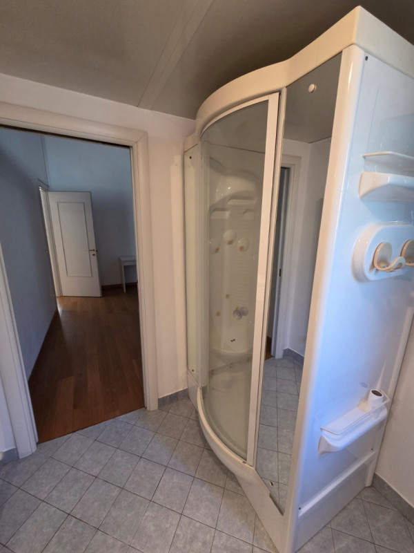 In un elegante palazzo è disponibile un bellissimo ufficio, distribuito in due livelli, e compost...