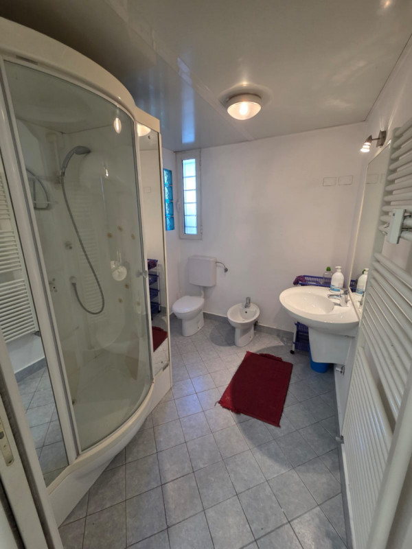 In un elegante palazzo è disponibile un bellissimo ufficio, distribuito in due livelli, e compost...