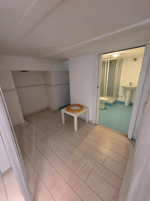 In un elegante palazzo è disponibile un bellissimo ufficio, distribuito in due livelli, e compost...