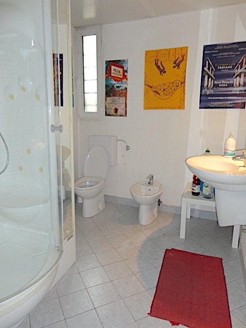 In un elegante palazzo è disponibile un bellissimo ufficio, distribuito in due livelli, e compost...