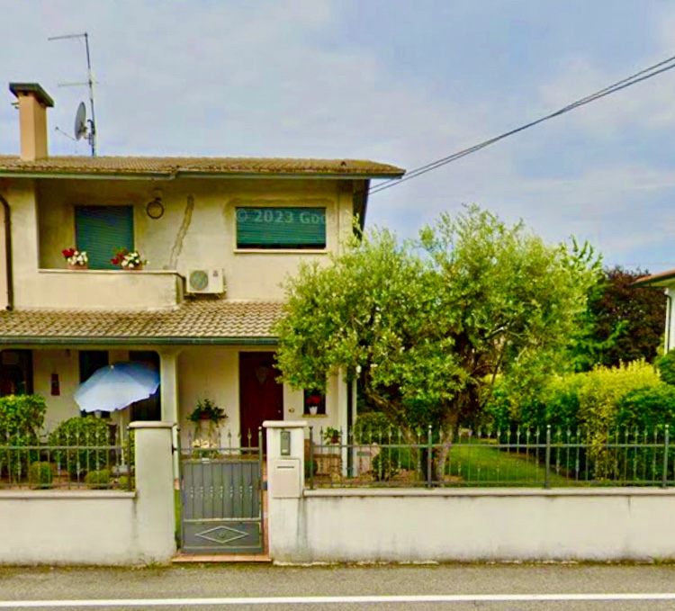 Scopri questa affascinante porzione di bifamiliare situata nella tranquilla zona Stroppari di Tez...