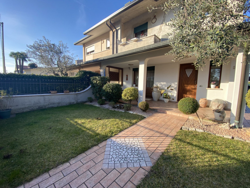 Scopri questa affascinante porzione di bifamiliare situata nella tranquilla zona Stroppari di Tez...