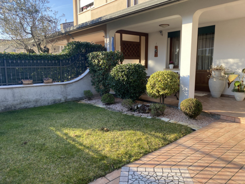 Scopri questa affascinante porzione di bifamiliare situata nella tranquilla zona Stroppari di Tez...