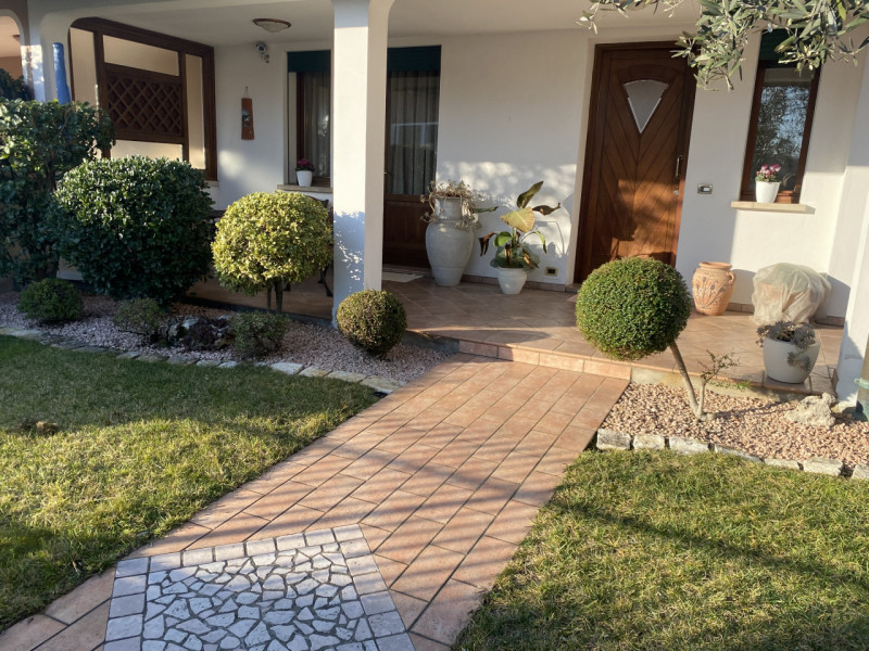 Scopri questa affascinante porzione di bifamiliare situata nella tranquilla zona Stroppari di Tez...