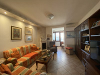 Scopri questa affascinante porzione di bifamiliare situata nella tranquilla zona Stroppari di Tez...