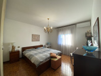 Scopri questa affascinante porzione di bifamiliare situata nella tranquilla zona Stroppari di Tez...