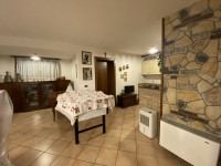 Scopri questa affascinante porzione di bifamiliare situata nella tranquilla zona Stroppari di Tez...