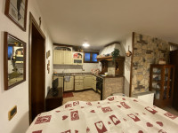 Scopri questa affascinante porzione di bifamiliare situata nella tranquilla zona Stroppari di Tez...