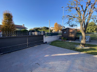 Scopri questa affascinante porzione di bifamiliare situata nella tranquilla zona Stroppari di Tez...