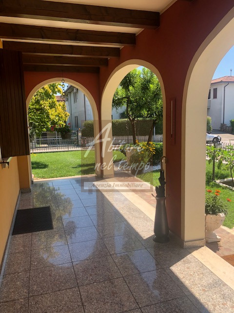 CITTADELLA (PD)

Villa singola con dépendance/negozio di 300 mq su tre piani, zona giorno di 50 m...