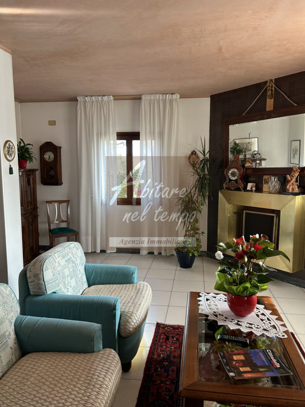 CITTADELLA (PD)

Villa singola con dépendance/negozio di 300 mq su tre piani, zona giorno di 50 m...