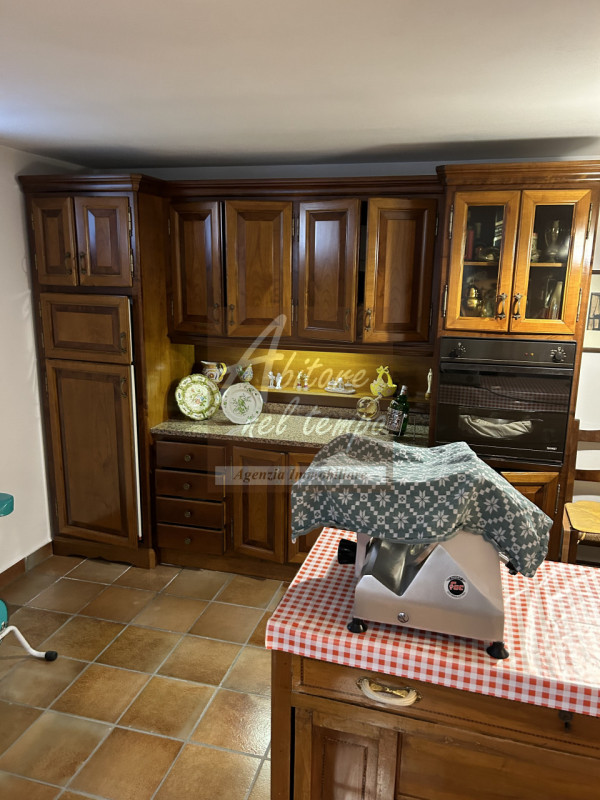 CITTADELLA (PD)

Villa singola con dépendance/negozio di 300 mq su tre piani, zona giorno di 50 m...