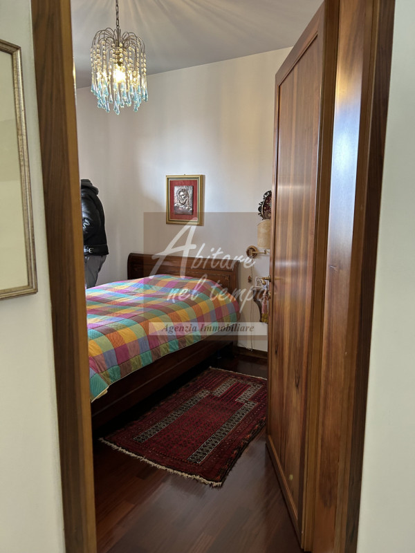 CITTADELLA (PD)

Villa singola con dépendance/negozio di 300 mq su tre piani, zona giorno di 50 m...