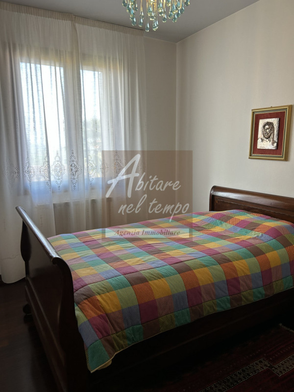 CITTADELLA (PD)

Villa singola con dépendance/negozio di 300 mq su tre piani, zona giorno di 50 m...