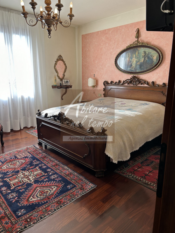 CITTADELLA (PD)

Villa singola con dépendance/negozio di 300 mq su tre piani, zona giorno di 50 m...