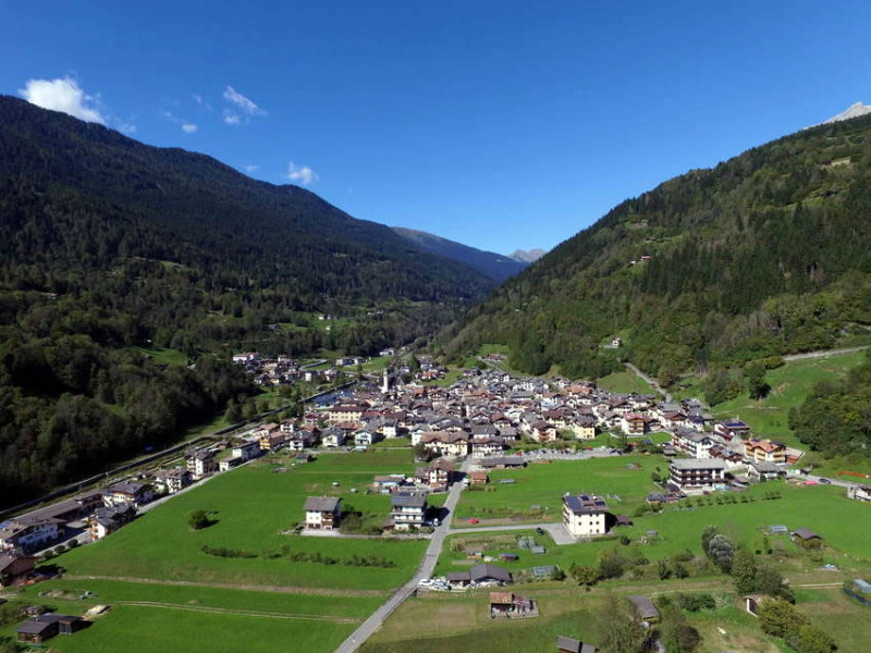Scopri il tuo rifugio ideale nel cuore della storica Siror, un incantevole paese noto per uno dei...