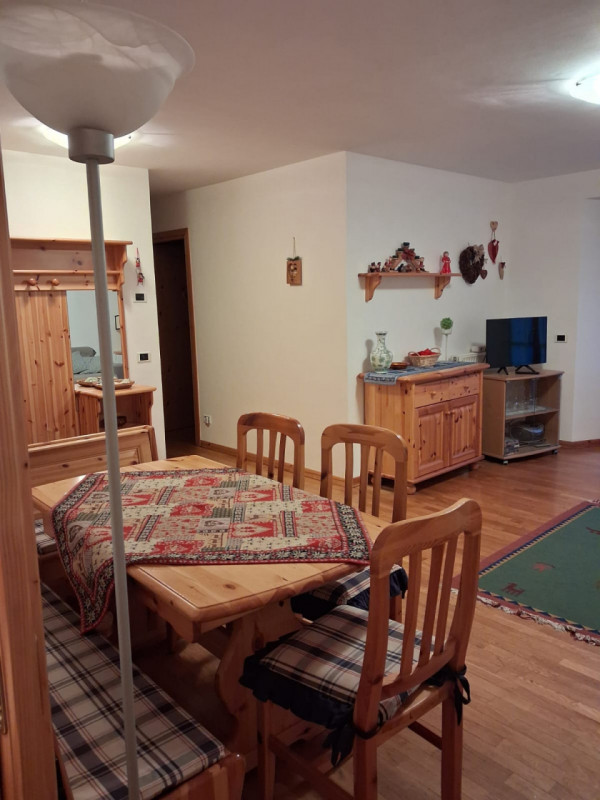 Scopri il tuo rifugio ideale nel cuore della storica Siror, un incantevole paese noto per uno dei...