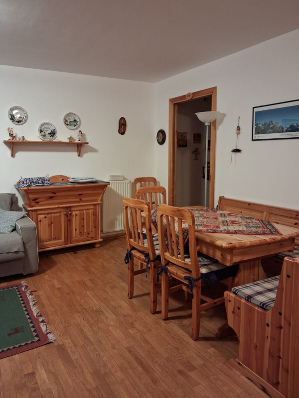 Scopri il tuo rifugio ideale nel cuore della storica Siror, un incantevole paese noto per uno dei...