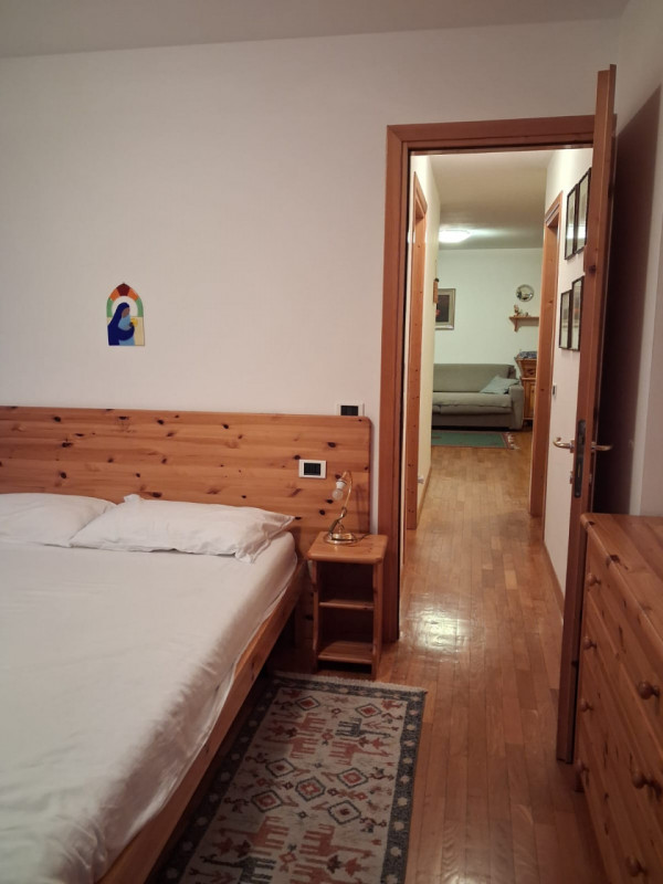 Scopri il tuo rifugio ideale nel cuore della storica Siror, un incantevole paese noto per uno dei...