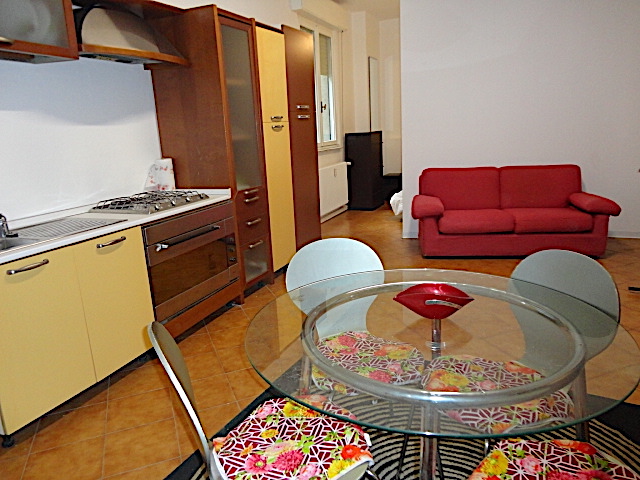 A pochi passi dalla Specola, in uno stabile elegante e con ascensore, èp disponibile un bell'appa...