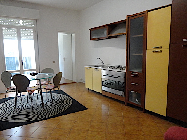 A pochi passi dalla Specola, in uno stabile elegante e con ascensore, èp disponibile un bell'appa...