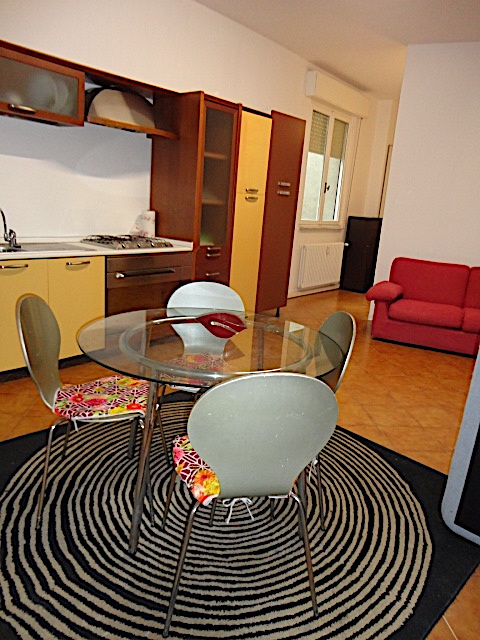 A pochi passi dalla Specola, in uno stabile elegante e con ascensore, èp disponibile un bell'appa...