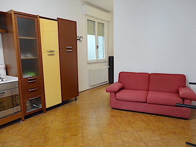 A pochi passi dalla Specola, in uno stabile elegante e con ascensore, èp disponibile un bell'appa...