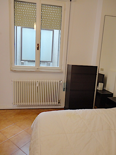 A pochi passi dalla Specola, in uno stabile elegante e con ascensore, èp disponibile un bell'appa...