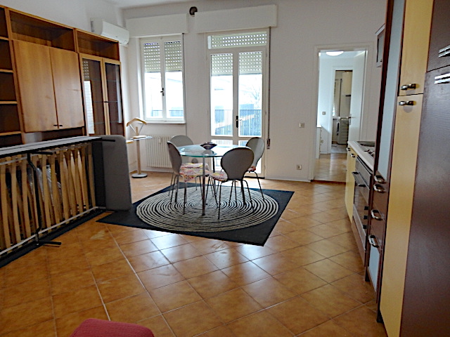 A pochi passi dalla Specola, in uno stabile elegante e con ascensore, èp disponibile un bell'appa...