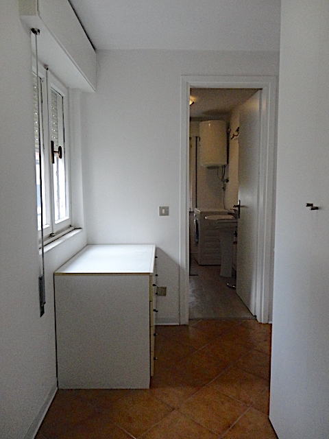 A pochi passi dalla Specola, in uno stabile elegante e con ascensore, èp disponibile un bell'appa...