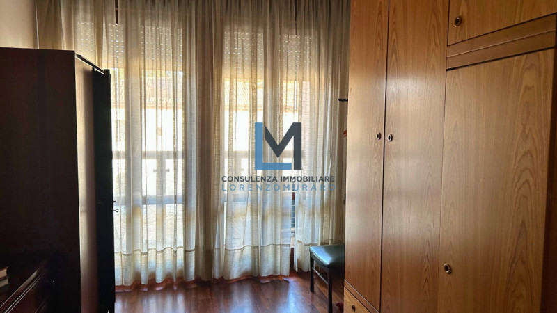 In zona centralissima a Montebelluna, proponiamo in vendita ampio appartamento inserito in rinoma...