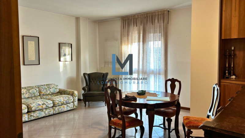 In zona centralissima a Montebelluna, proponiamo in vendita ampio appartamento inserito in rinoma...