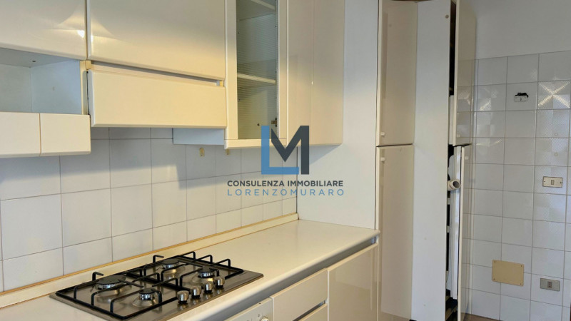 In zona centralissima a Montebelluna, proponiamo in vendita appartamento al secondo e ultimo pian...