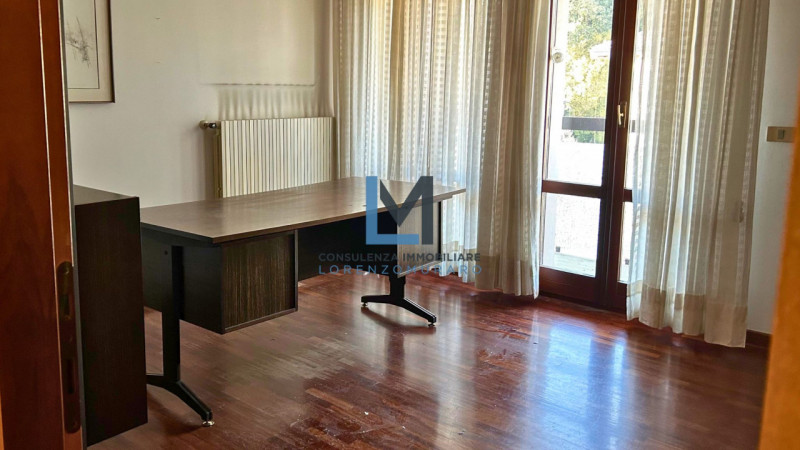 In zona centralissima a Montebelluna, proponiamo in vendita appartamento al secondo e ultimo pian...