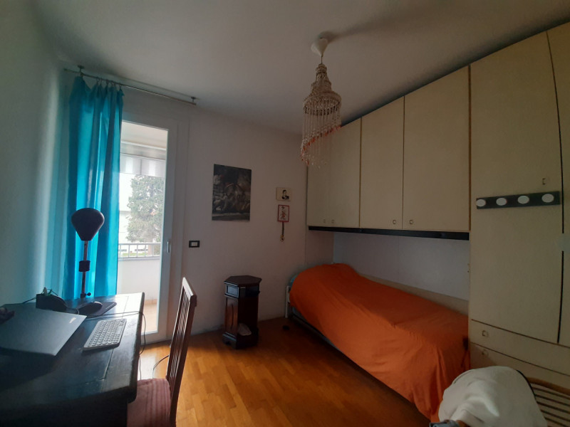 in posizione residenziale tranquilla, proponiamo luminosa porzione di testa, recentemente QUASI C...