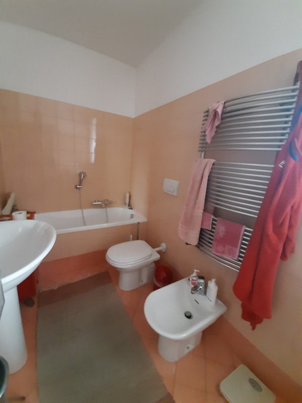 in posizione residenziale tranquilla, proponiamo luminosa porzione di testa, recentemente QUASI C...