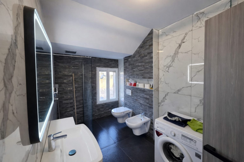 In porzione di casa colonica vendiamo tre appartamenti totalmente ristrutturati

Dall'ingresso co...