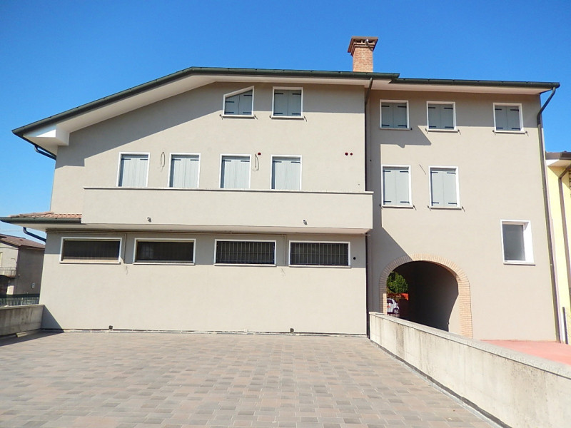 A Campagnola di Brugine, al centro del paese, a 300 metri dalla Chiesa, proponiamo in vendita rec...