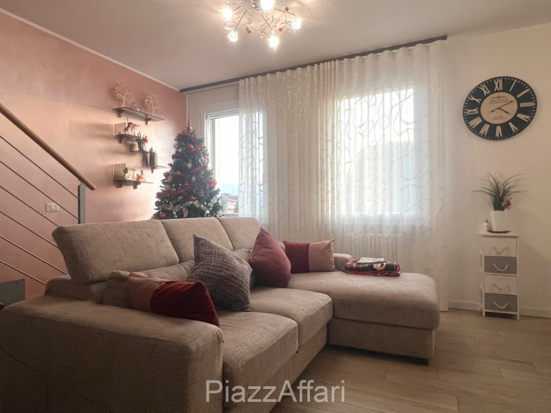 A Campagnola di Brugine, al centro del paese, a 300 metri dalla Chiesa, proponiamo in vendita rec...