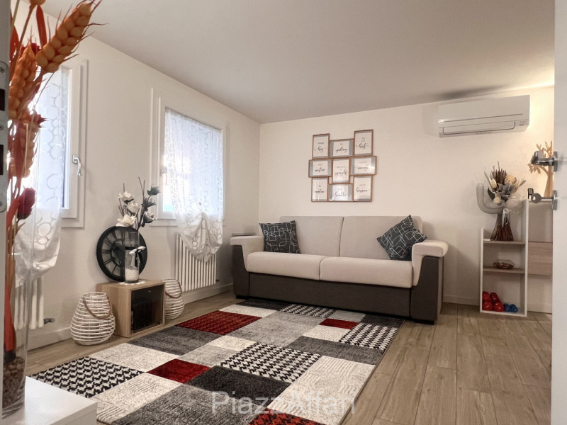 A Campagnola di Brugine, al centro del paese, a 300 metri dalla Chiesa, proponiamo in vendita rec...