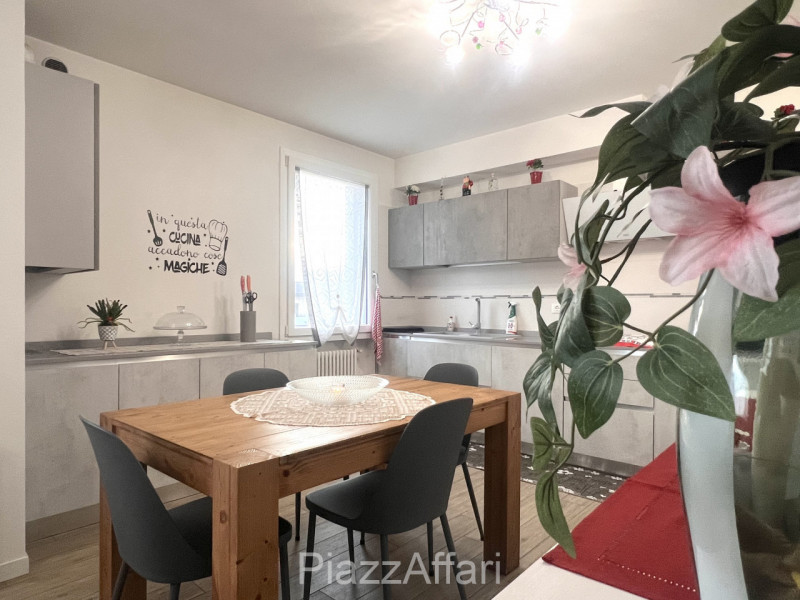 A Campagnola di Brugine, al centro del paese, a 300 metri dalla Chiesa, proponiamo in vendita rec...