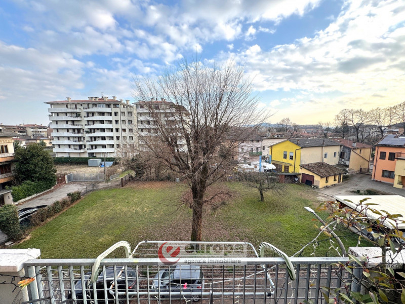 VICENZA SEMICENTRO, in una laterale di viale TRENTO, in posizione tranquilla e riparata al termin...