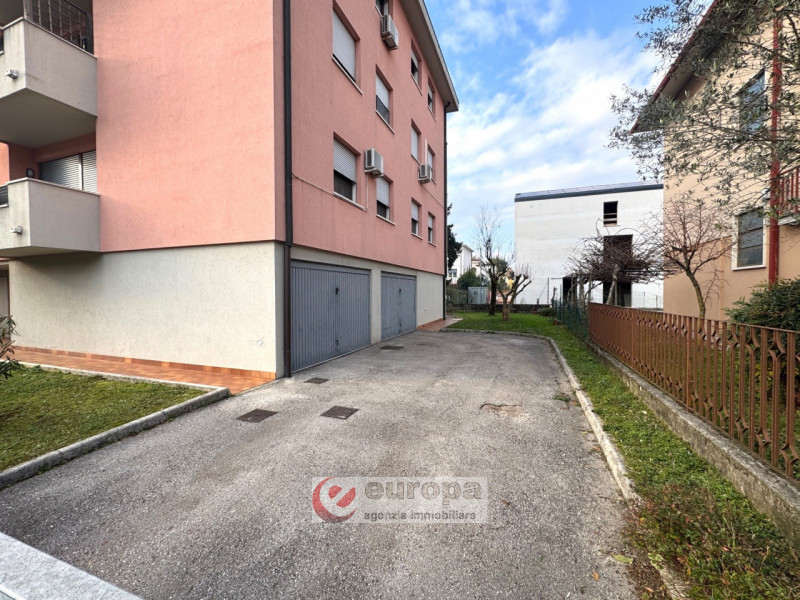 VICENZA SEMICENTRO, in una laterale di viale TRENTO, in posizione tranquilla e riparata al termin...