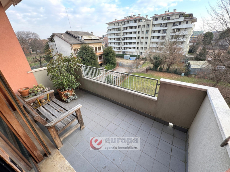 VICENZA SEMICENTRO, in una laterale di viale TRENTO, in posizione tranquilla e riparata al termin...