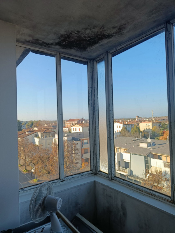 Appartamento al 4° piano alto senza ascensore completamente da ristrutturare composto da soggiorn...